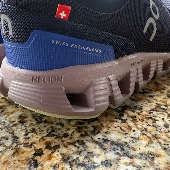 On Cloud Running Women’s Size 6 - Picture 3 of 6